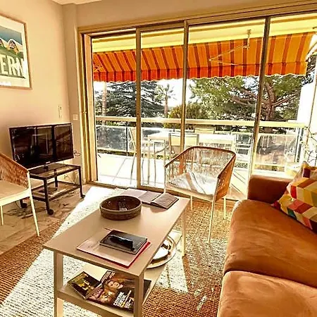 2 Comfortable 2 Bedrooms, Large South-facing Terrace 3* Cannes